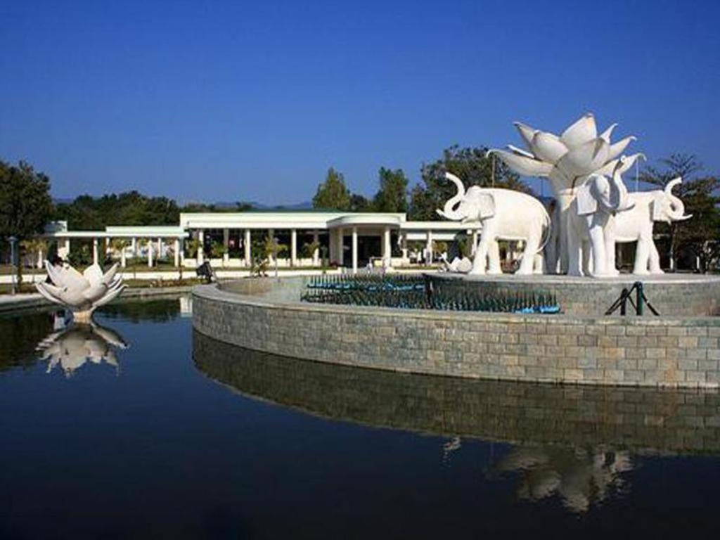 Star World Hotel Naypyidaw Esterno foto